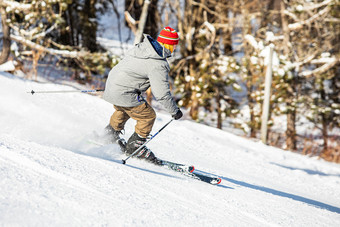 滑雪执行<strong>激流</strong>回旋骑和有有趣的resork冬天从的回来孤立的滑雪执行<strong>激流</strong>回旋骑和有有趣的resork冬天从的回来