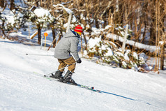 滑雪执行激流回旋骑和有有趣的resork冬天从的回来孤立的滑雪执行激流回旋骑和有有趣的resork冬天从的回来