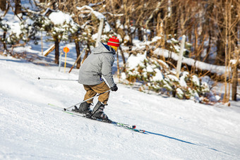 滑雪执行<strong>激流</strong>回旋骑和有有趣的resork冬天从的回来孤立的滑雪执行<strong>激流</strong>回旋骑和有有趣的resork冬天从的回来