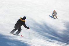 滑雪跳和有有趣的resork冬天形式的回来的空气滑雪跳和有有趣的resork冬天形式的回来