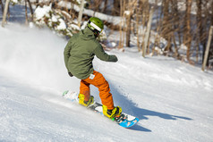 滑雪有有趣的骑山滑雪度假胜地从一边滑雪有有趣的骑山滑雪度假胜地