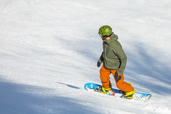 滑雪有有趣的骑山滑雪度假胜地从一边滑雪有有趣的骑山滑雪度假胜地