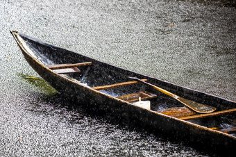手工制作的木船独自<strong>一人</strong>的重雨宁静的和放松手工制作的木船独自<strong>一人</strong>的重雨宁静的