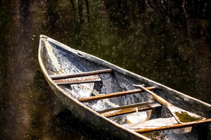 手工制作的木船独自一人的重雨宁静的和放松手工制作的木船独自一人的重雨宁静的