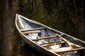 手工制作的木船独自一人的重雨宁静的和放松手工制作的木船独自一人的重雨宁静的
