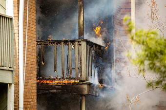 木砖房子阳台开放火燃烧灾难在户外木砖房子阳台开放火燃烧灾难