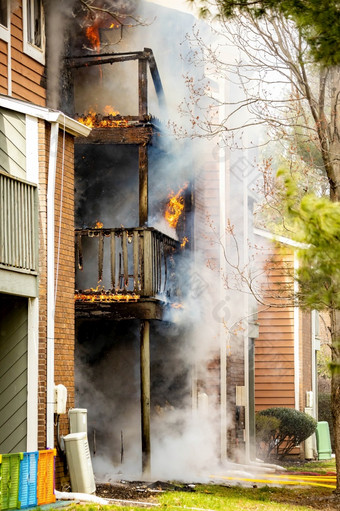 木砖房子阳台开放火燃烧灾难在户外木砖房子阳台开放火燃烧灾难