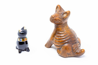 传统的墨西哥手工制作的猫和狗雕像孤立的传统的墨西哥手工制作的猫和狗雕像