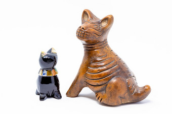 传统的墨西哥手工制作的猫和狗雕像孤立的传统的墨西哥手工制作的猫和狗雕像
