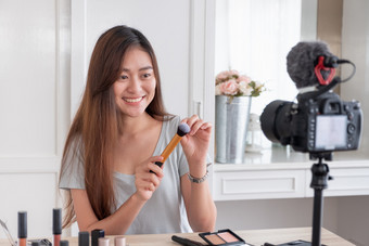 亚洲年轻的女博主记录视频博客视频与化妆化妆品首页在线影响者社会媒体conceptlive流媒体病毒