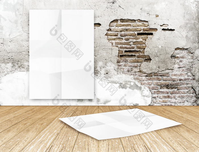 房间与挂空白皱巴巴的白色海报裂纹砖墙和木地板上房间模板模拟为你的内容