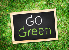 前视图绿色粉笔写作黑板上绿色草生态概念
