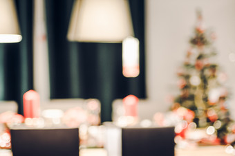 摘要模糊圣诞节树装饰与字符串光厨房房子与散景背景冬天假期季节庆祝活动节日背景
