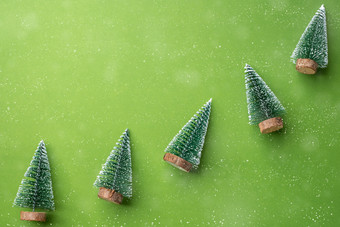 快乐圣诞节和快乐新一年概念绿色骤然加剧树绿色石灰背景与雪下降模型假期庆祝活动问候卡与复制空间