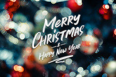快乐圣诞节和快乐新一年词摘要散景球和字符串灯圣诞节treeholiday庆祝活动问候卡