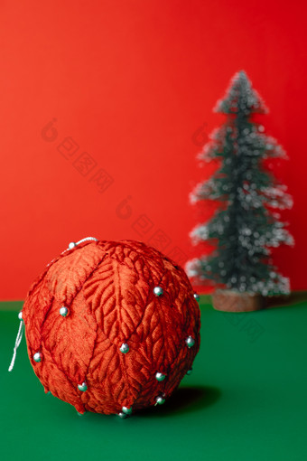古董红色的克里斯塔姆斯球和圣诞节树点缀装饰绿色<strong>表格</strong>与生动的红色的backgroundholiday庆祝<strong>活动</strong>问候卡与复制空间