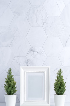 白色古董照片框架与圣诞节树松锥和装饰圣诞节球白色表格和大理石瓷砖墙backgroundclean最小的简单的styleholiday仍然生活模型显示设计