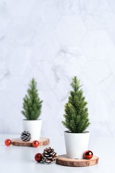 圣诞节树与松锥和装饰圣诞节球白色表格和大理石瓷砖墙backgroundclean最小的简单的styleholiday仍然生活模型横幅与空间添加文本