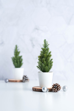 圣诞节树与松锥装饰圣诞节球木日志白色表格和大理石瓷砖墙backgroundclean最小的简单的styleholiday仍然生活与空间添加文本
