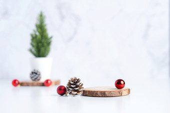 圣诞节树与松锥和装饰圣诞节球和空木日志板白色表格和大理石瓷砖墙backgroundclean最小的简单的styleholiday仍然生活模型显示设计