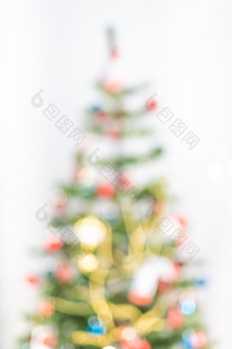 摘要散景圣诞节树装修与球和字符串灯光假日庆祝活动节日