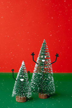 克里斯塔姆斯树与微笑脸情感涂鸦风格装饰绿色表格与生动的红色的backgroundholiday庆祝活动问候卡与复制空间