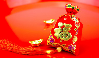 中国人新一年装饰红色的感觉织物袋这战俘与词繁荣的和金锭红色的光滑的地板上