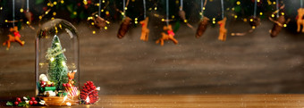 快乐圣诞节和快乐新一年圣诞节树和圣诞老人老人玻璃圆顶装饰与小玩意驯鹿松锥俗丽的木背景表格横幅空间为显示产品