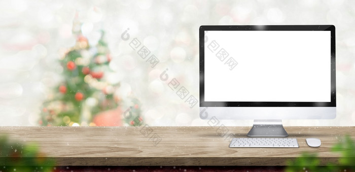 快乐圣诞节与空白桌面电脑木表格模糊散景圣诞节树装饰与字符串光背景冬天横幅背景为假期问候卡做广告促销活动在线