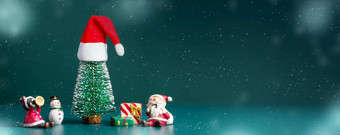 快乐圣诞节和快乐新一年发光的雪下降与圣诞老人他圣诞节树和圣诞老人条款雪人和礼物盒子黑暗绿色背景横幅为显示<strong>设计产品</strong>