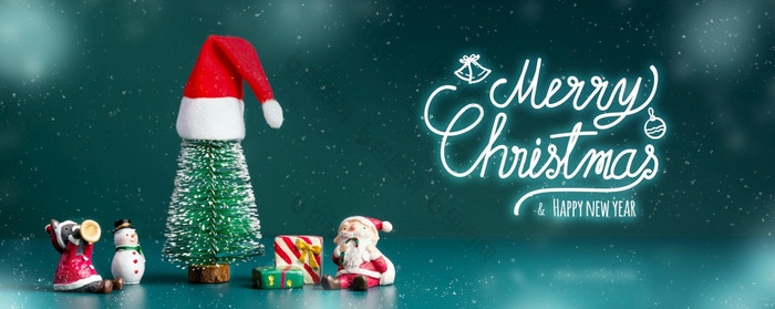 快乐圣诞节和快乐新一年发光的雪下降与圣诞节树和圣诞老人条款雪人和礼物盒子黑暗绿色背景