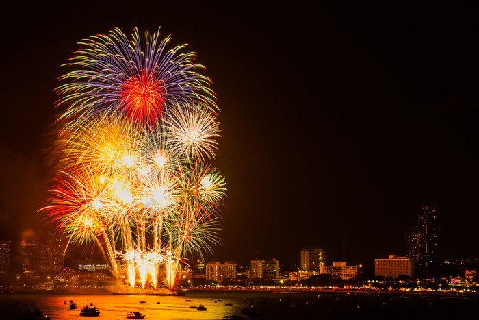 烟花色彩斑斓的晚上城市视图背景为庆祝活动节日