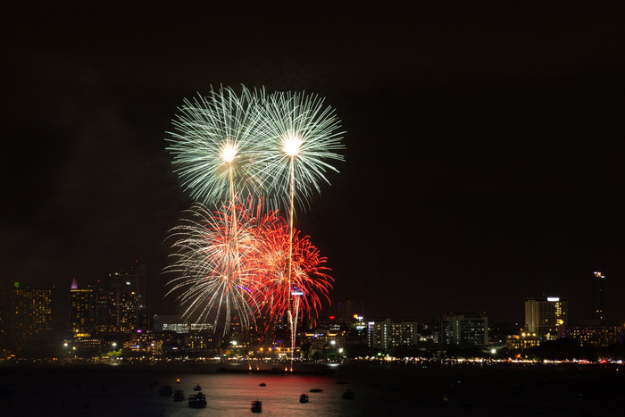 烟花色彩斑斓的晚上城市视图背景为庆祝活动节日