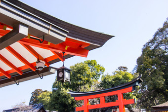 《京都议定书》日本3月安全系统中央电视台和细节传统的木日本寺庙屋顶内部的伏见inari神社的著名的神道教神社《京都议定书》日本