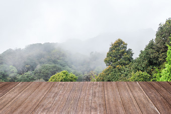 木表格光棕色（的）<strong>颜色</strong>与山和雾背景为蒙太奇产品显示设计关键<strong>视觉</strong>布局