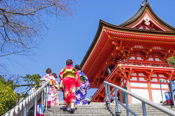 日本游客和<strong>外国人</strong>把衣服yukata为访问的大气内部的清水寺寺庙日本在樱桃樱花开花时间是会布鲁姆《京都议定书》