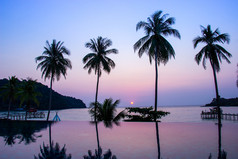 日落反映的水表面前景与椰子树区域爆炸堡KOHkood岛区trat省泰国