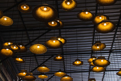 捏造的灯从他使当地的材料竹子内部餐厅安帕瓦浮动市场的旅游大多数受欢迎的泰国
