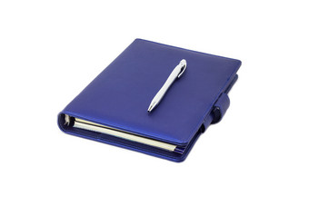 蓝色的领日记和笔放置封面和白色背景