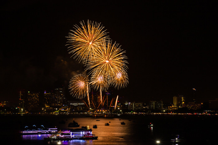 烟花色彩斑斓的晚上城市视图背景为庆祝活动节日