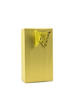 黄金礼物盒子和蝴蝶孤立的白色背景