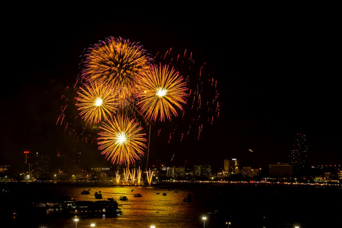 烟花色彩斑斓的晚上城市视图背景为庆祝活动节日