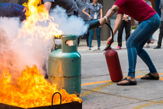 员工消防培训扑灭火的气体油缸