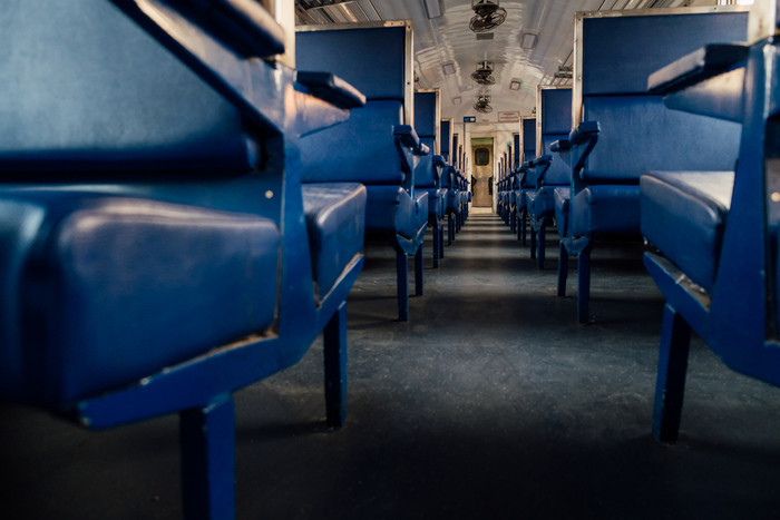 蓝色的座位的老火车古董风格