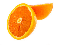 关闭新鲜的受阳光照射的橙色减少一半孤立的白色背景