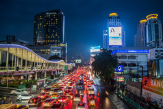 曼谷泰国五月许多人的曼谷天际线拉杰丹里路水门