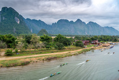 视图的旅游船的南首歌河和山背景抓住Vieng老挝