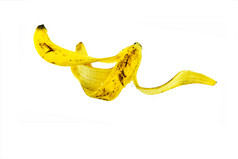 香蕉皮是扔浮动的空气隔离白色背景
