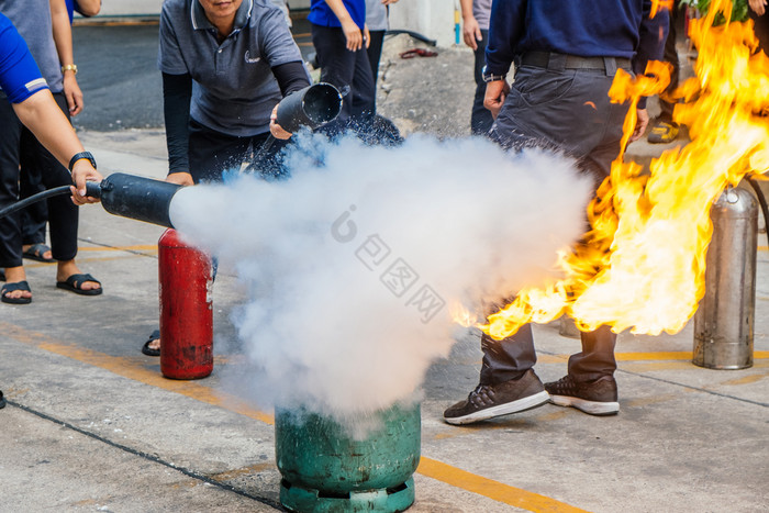 员工消防培训扑灭火图片