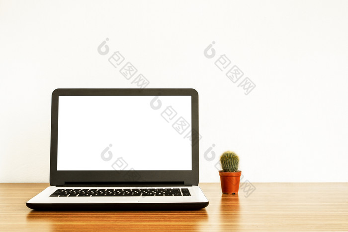 移动PC与空白屏幕和仙人掌表格孤立的白色背景